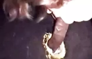 XXX A água cai sobre uma pila grande e um rabo quero filme pornô grátis apertado