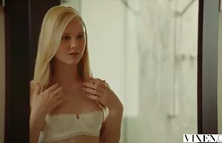 XXX a miúda vídeo pornô americano do látex adora punhos profundos.