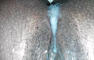 XXX Xemale asiática num espectáculo sexy de rabo e Pila video porno na rua