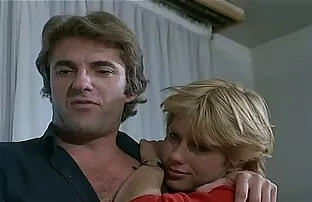 XXX Uma vadia linda masturba-se na cama. eu quero ver o vídeo pornô