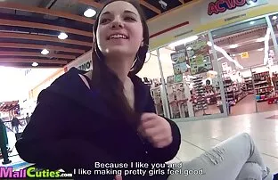 XXX Um tipo apaixonado dá vídeo pornô com mulher brasileira uma massagem Sensual à Adolescente Gorda.