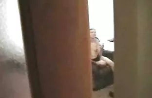 XXX Deixa-me fazer-te uma grande fotografia para um adolescente videos porno padrasto de meia-idade em meias.