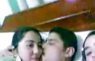 XXX A ruiva vídeo pornô perdendo a virgindade esfrega o vibrador no Pus molhado.