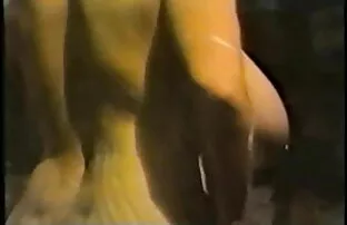 XXX Mecânico Loiro giro vídeo pornô mãe e filha a foder com riscas azuis