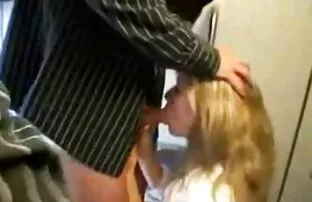 XXX Dois Shemales quentes vídeo pornô das coroas e um tipo muito feliz.