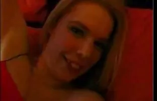 XXX Busty Cutie Monta Um vídeo de pornô de menor Pau Duro