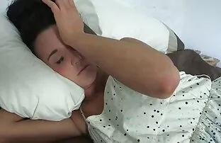 XXX BLACKENED vídeo pornô de mulher casada Миниатюрная блондинка покоряется двум чудовищным черным членам