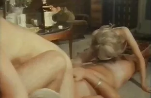 XXX Jovens hunks encontram-se para dar uma queca quente no interior vídeo de sexo pornográfico