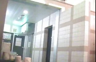XXX Shemale Latina em meias pretas vídeo pornô novinha das coxas bate uma punheta
