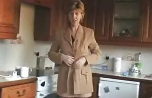 XXX Loura De Cabelo Curto dá trabalho de pés lá fora para pés porno caseiro em casa fodidos!