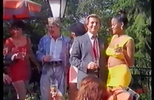 XXX Vídeo completo do filme de pornô mulher com cachorro shemale preto busty a masturbar-se