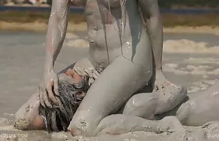 XXX Olá, ladyboy. filme porno brasileiro 2020 lutas de Moças com uma pila grande e branca no rabo.