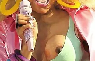 XXX Os grandes vidios poeno brinquedos da mulher no campo