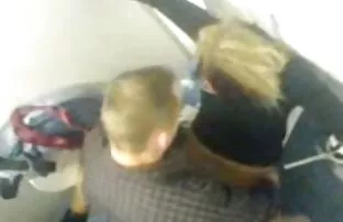 XXX A Milf Safa-se com o raio vídeo pornô do big mac da máquina.