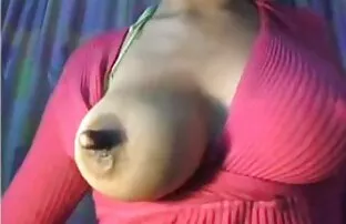 XXX A gorda bombeia a flor vídeo pornô de mulher gostosa com um vibrador grande.